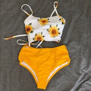 Zaful Sunflower Print Bikini - White and Yellow